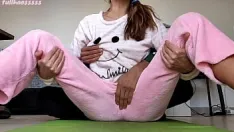 Putar Kakak tiriku yang sayang seperti jika aku menggoda payudara kecil dengan piyama dan vagina basah bagian 2