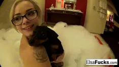 Afspelen Elsa jean pronkt met haar hotelkamer en haar poesje