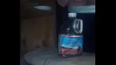 Reproducir Togiak pantyboy lou forbes usando una lata de esperma llena en el trasero como consolador anal