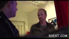 Afspelen Stoute baby wordt verslagen, zuigt en koppelt in een overvloed aan set-downs