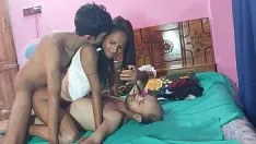 Abspielen Amateur-schlampe lutscht und fickt zwei schwänze mit cumshot, deshi-sex zu dritt