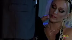 Reproduzir Vilões capturam as super-heroínas milf loiras e morenas com peitos grandes para fazer sexo grupal com elas