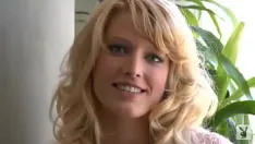 Afspelen Rosaline evans is een mooie blondie knaller met natuurlijke tieten