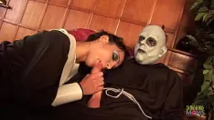 Redare Misiunea ei de a-și găsi iepurele o duce pe milf blondă la o sesiune de sex anal în grup cu brunete