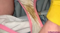Riproduci MILF formosa fa una compilation di pipì bollenti dalla sua figa con piercing
