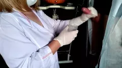 Afspelen Mollige verpleegster in kousen eist een langere handjobsessie