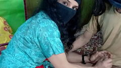 Putar Kejutan Pacar Desi dengan Handjob Intens dan Permainan Payudara