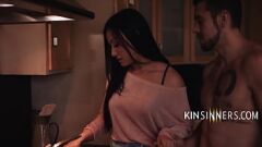 চালান প্রতারণা MILF স্টেপসনের ডিককে প্রতিরোধ করতে পারে না