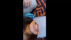 Abspielen Gesichtsüberlastung: Amateur-Teenager bekommt harten Deepthroat-Blowjob und Cumshot