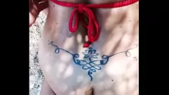Abspielen Heiße MILF lutscht am Strand einen Schwanz – öffentlicher Blowjob und Cumshot