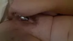 Afspelen Rondborstige MILF in lingerie pleziert zichzelf met speelgoed