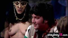 Afspelen Blonde en brunette seksslaven met grote tieten gezocht door Arabische emir