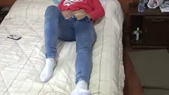 Redare MILF latină îmbrăcată în blugi se dă cu degetele și cerșește penis