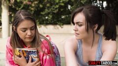 Afspelen Curvy Latina Gizelle Blanco krijgt wraak met lesbische seks met sexy tiener Freya Parker