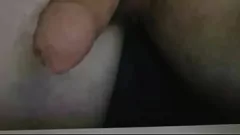 Abspielen Die intime Solo -Masturbationssitzung des heißen jungen Mannes