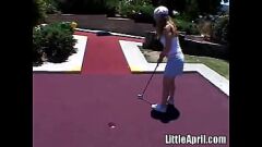تشغيل Petite Blonde Teen 'Little April' Pleass نفسها في الهواء الطلق