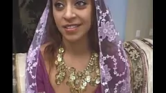 Redare Adolescentul arab este arat în triplă intensă cu cocoș mare