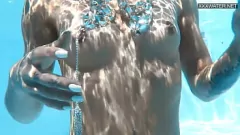 Reproduzir Pornstar húngaro Zazie Skymm Fuo de jogo a lado da piscina