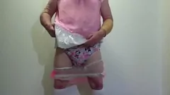 Riproduci Il pannolino bagnato di Sissy Pinky con la femdom nei pantaloni di plastica