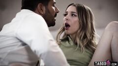 Abspielen Petite Teen Lily Larimars hardcore -grober Sex mit älterem Freund