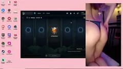 Putar Amatir Argentina Streamer mendapat keriting di luar saat bermain League of Legends