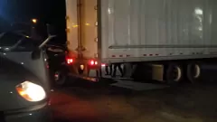 Jouer Le chauffeur de camion de milf en ébène chaud Nikki est récemment méchant sur la route