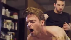 Oynat Thyle Knoxx ve Masqulin Linus Grey Kas Jockstrap Eyersiz Rimming ve Ham Seks Gösterişinde