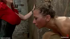 Играть Экстремальное лесбийство: Ариэль Икс и Клэр Адамс в грубом БДСМ-тройничке с фистингом и болезненным бондажем