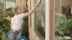 再生 熱い小柄なブロンドのスピナー、エマ・スターレットが、蒸し暑い夏の物語で濡れたマンコでスティーブ・ホームズを誘惑する