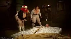 تشغيل BBW Femdoms أبريل فلوريس و ميموزا تهيمن على رجل مقيد عبد مع قضيب جلدي خشن