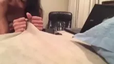 播放 热非专业的屁股他妈的咒语骑马sybian