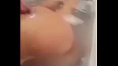 تشغيل ميسي تبشر بجسدها الساخن في الحمام