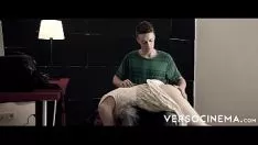 Reproduzir Espiando o adolescente obtém o valor