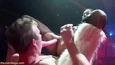 Abspielen Laptrip stellt den leichten fantastischen Zehendildo-Fick dar