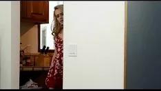 Reproducir Lass caliente hace que su papá pise
