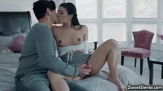 Jouer La gardienne chaude adolescente gina powerina joue avec son sort de chat humide son gaufrage cornu est observation.she étend son chat pour lui et s'est fait baiser par-dessus le plateau.