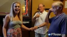 Afspelen Blonde hottie met mooie kont zuigt ins sashay
