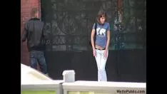 Reproducir Chica partiendo para orinar en la población ocupada, pero allí no hay objetivo para orinar