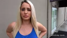 تشغيل تتلألأ أشقر يتلألأ علنًا